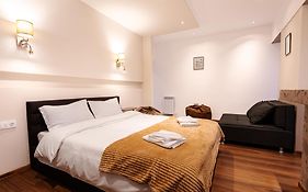 Apart Meidani - Stylish Old Town Apartment With Balcony & Synagogue View